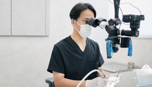 マイクロスコープを使用した確実で精密な治療